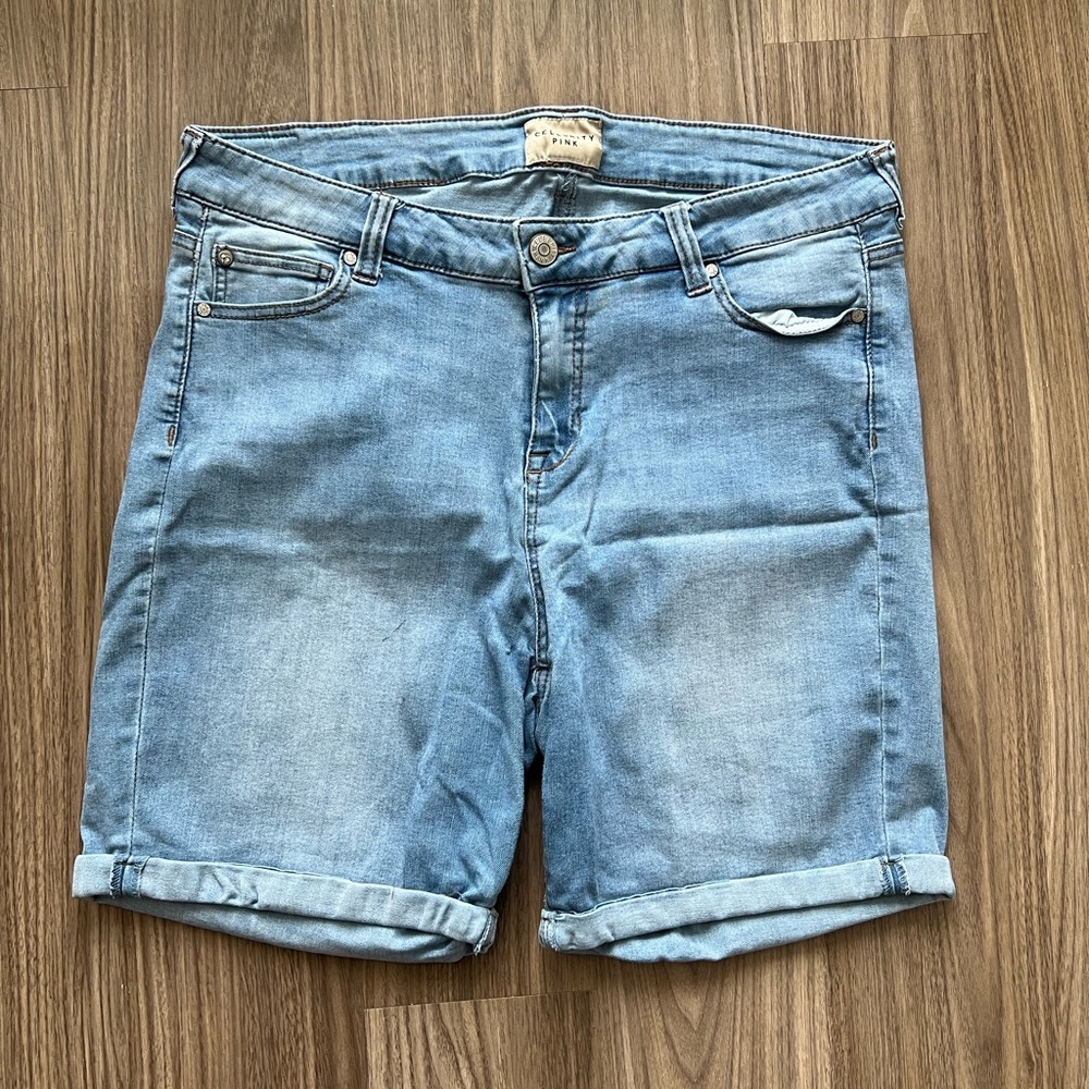 Celebrity Pink Bermuda Shorts Women’s Size 16 Cuffed Hem Stretch Denim